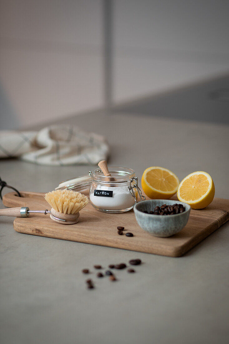 Odour neutralisation with coffee, lemon and baking soda