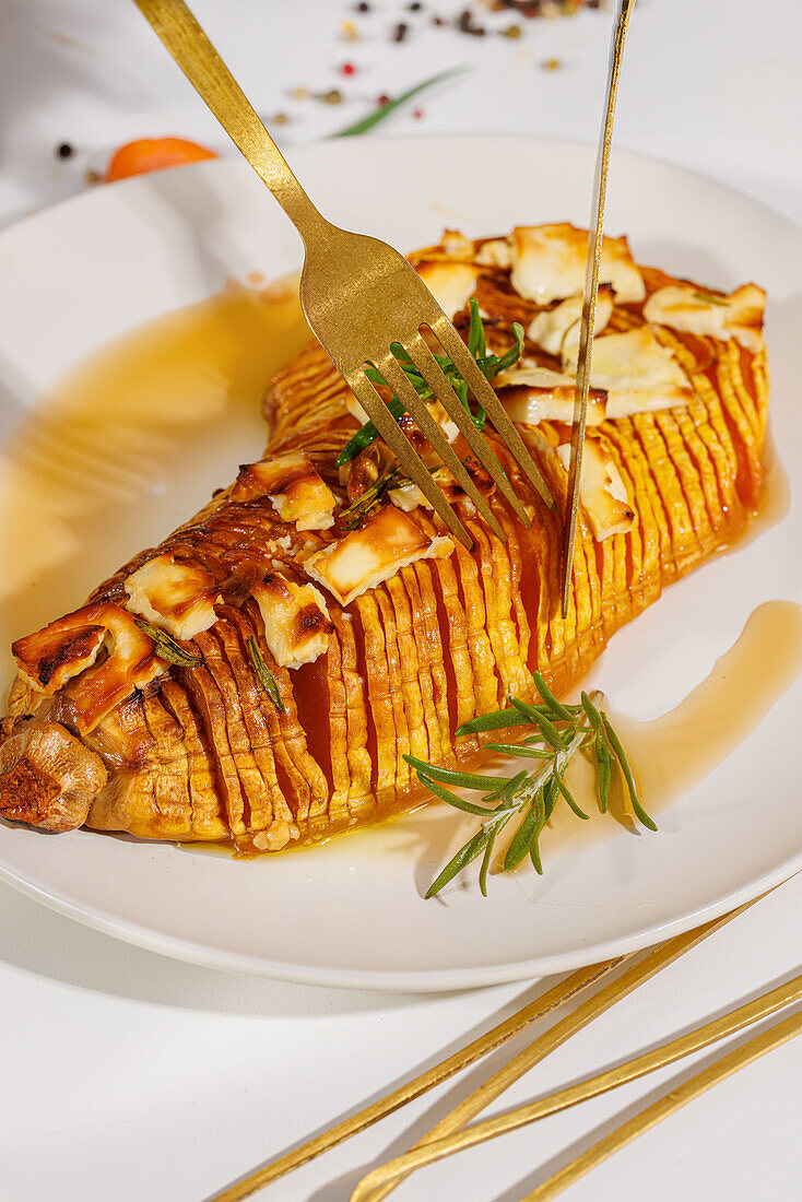 Hasselback-Kürbis mit geröstetem Gemüse und Feta