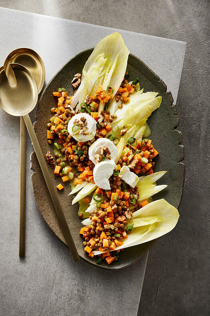 Chicorée-Linsen-Salat mit Ziegenkäse