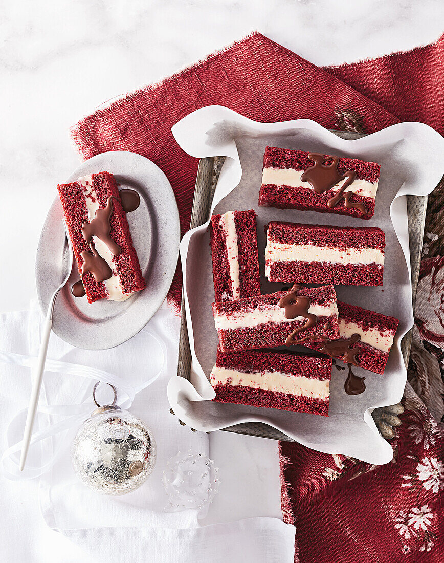 "Red Velvet"-Eisriegel mit Kokos-Schokoladen-Topping