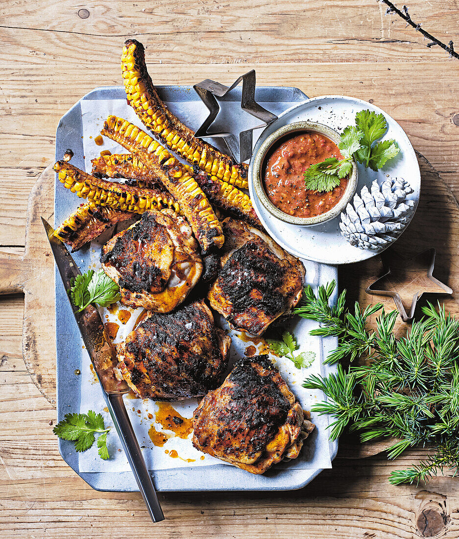 Gegrillte Harissa-Hähnchenkeulen mit Mais-Streifen und Dip