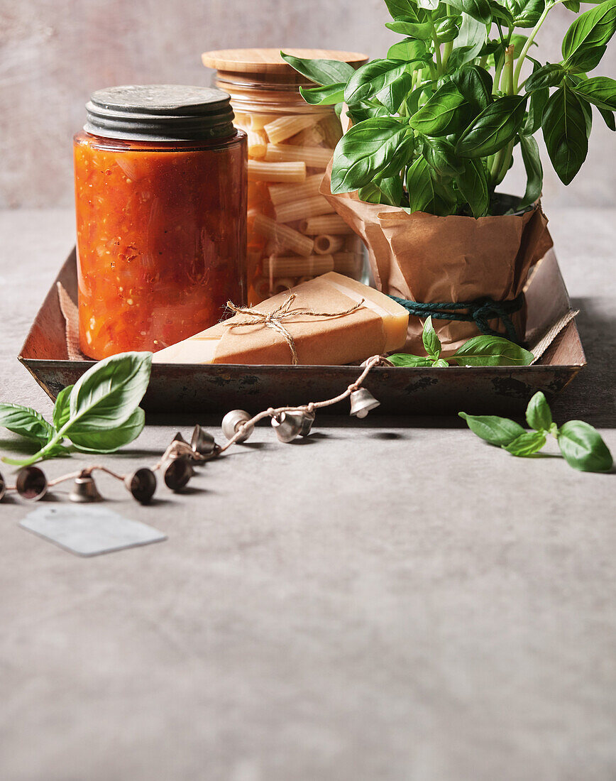 Zutaten für Bloody Mary-Pasta: Tomatensauce mit Vodka, Pasta und frisches Basilikum