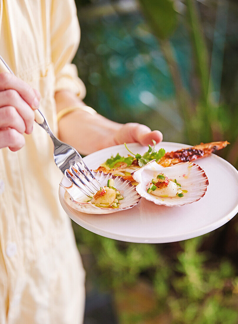 Pan-fried scallops with gin and tonic