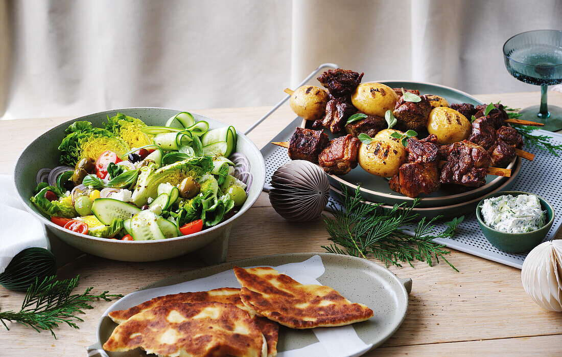 Griechischer Salat mit Souvlaki, Pita-Brot und Tzatziki