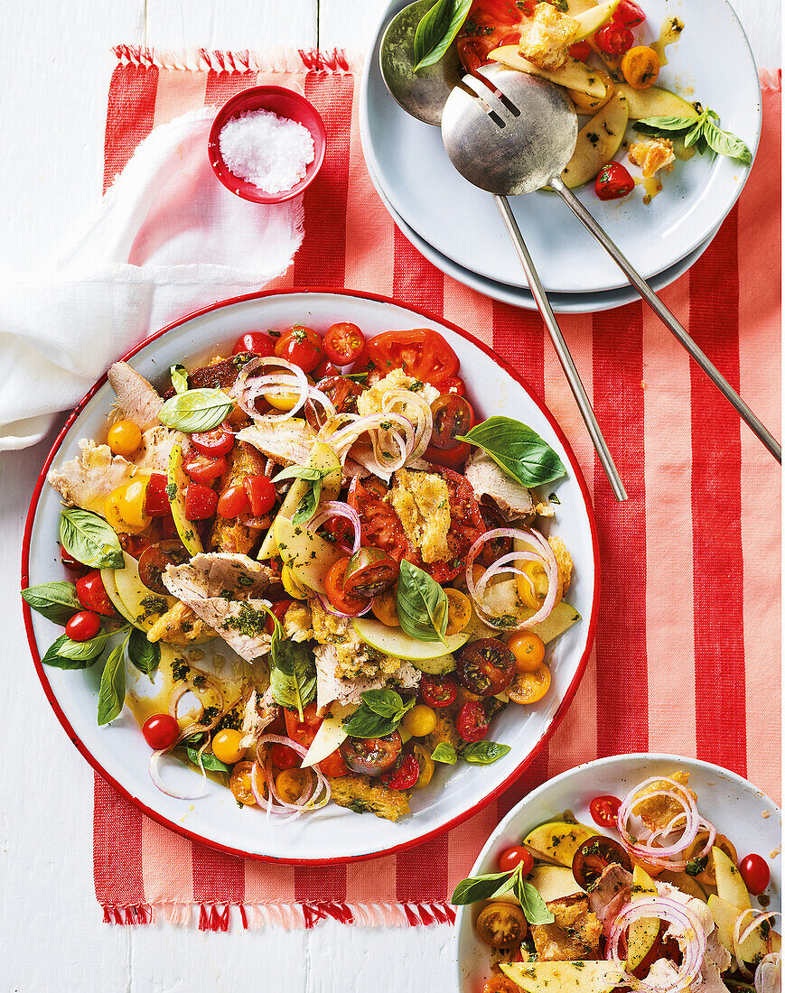 Apfel-Tomaten-Panzanella-Salat mit rohen Zwiebeln