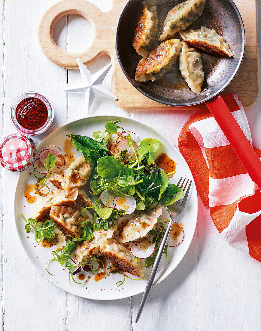 Kimchi-Schinken-Knödel mit frischem Salat