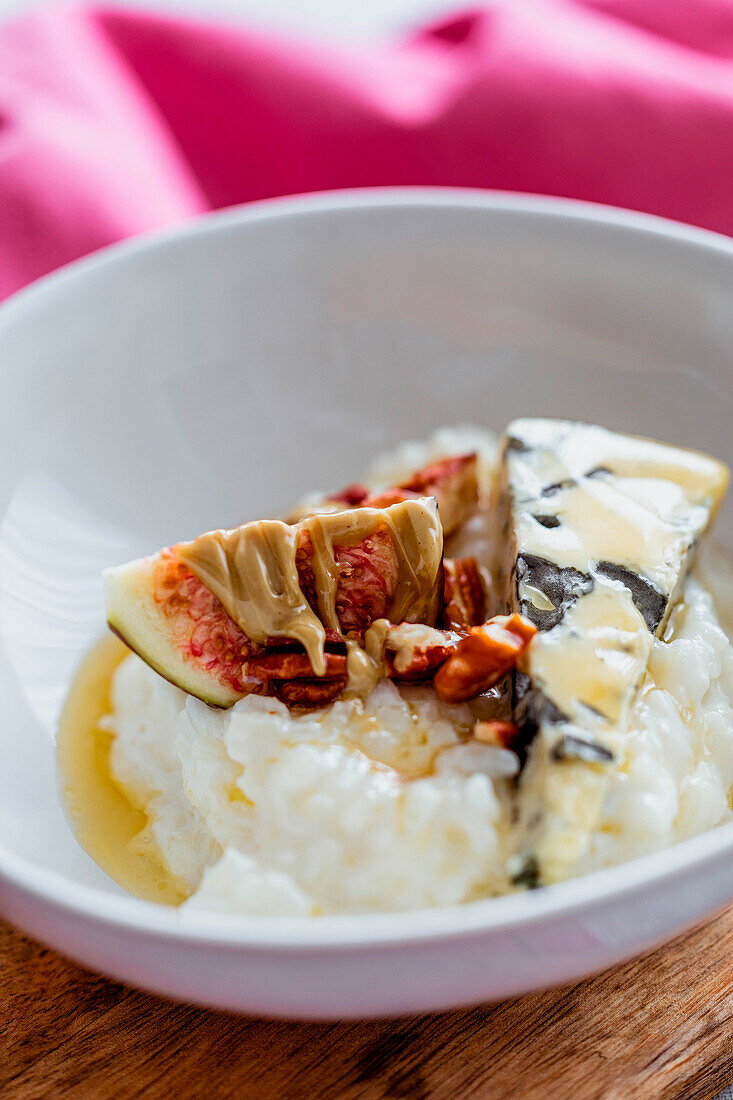 Rice porridge with blue cheese and figs