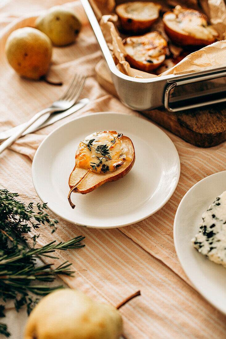 Baked pears with blue cheese, honey and herbs