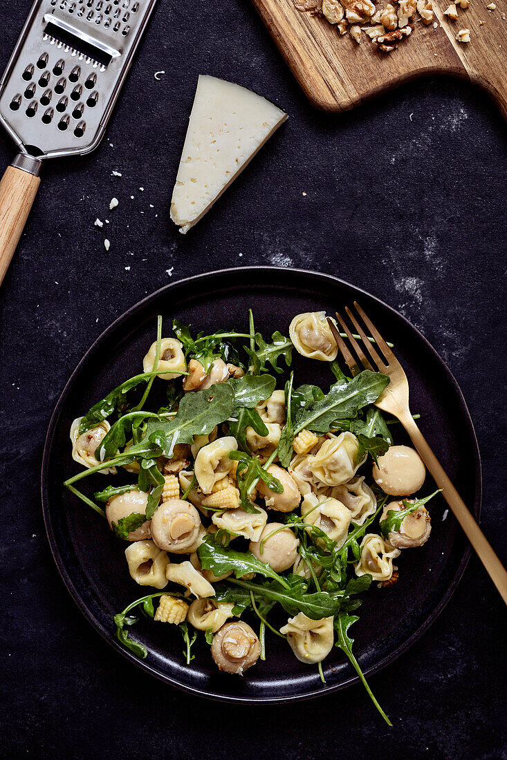 Tortellini-Salat mit Champignons, Rucola und Olivenöl