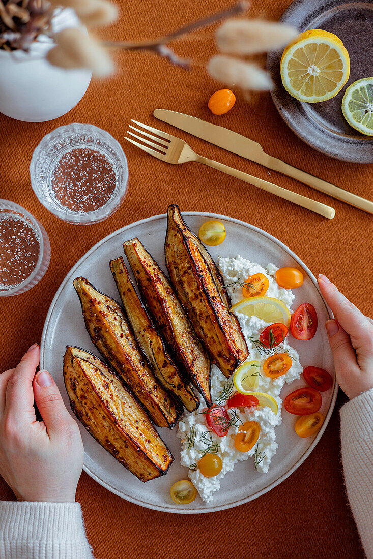 Gebratene Aubergine mit frischen Tomaten und Quark