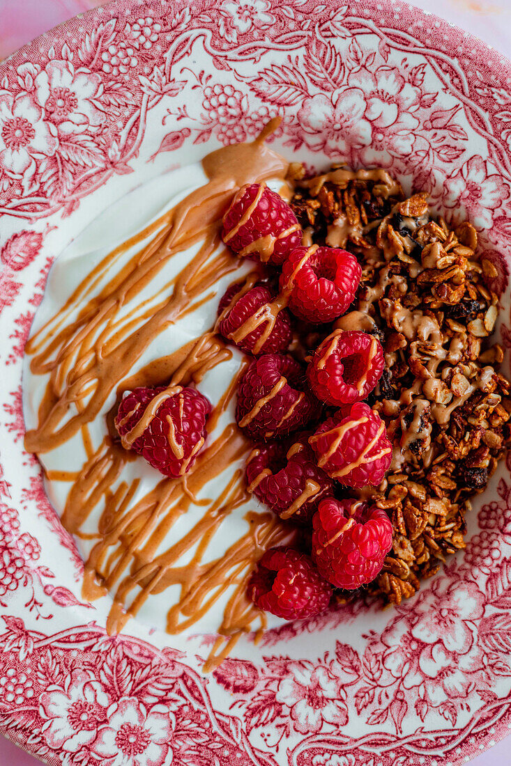 Granola mit Beeren, Joghurt und Honig