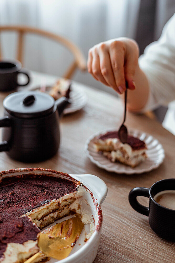 Angeschnittenes Tiramisu zum Kaffee