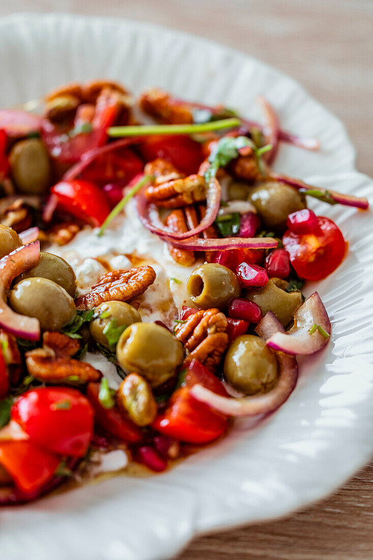 Sommersalat mit Tomaten, Oliven und Pekannüssen