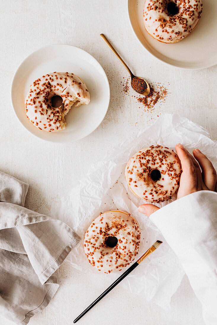 Donuts mit Zuckerguss und Schokostreuseln