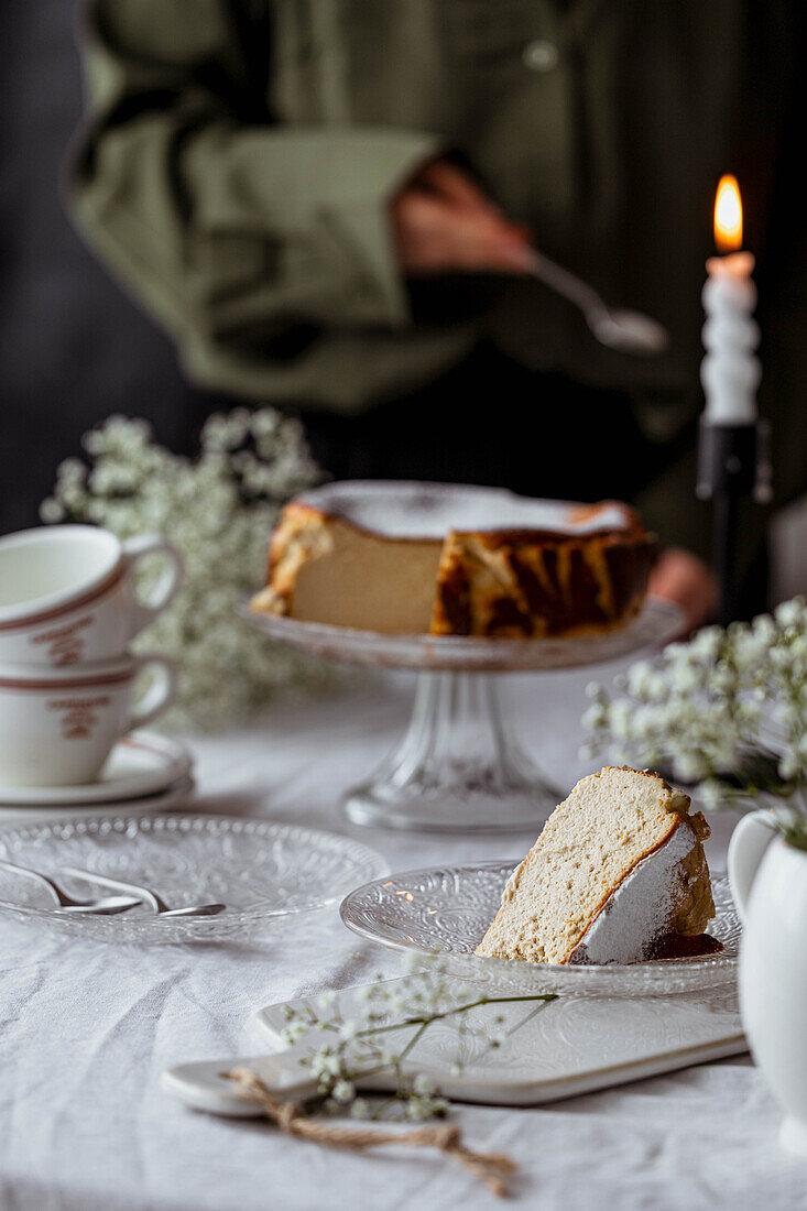 Baskischer Käsekuchen mit Puderzucker