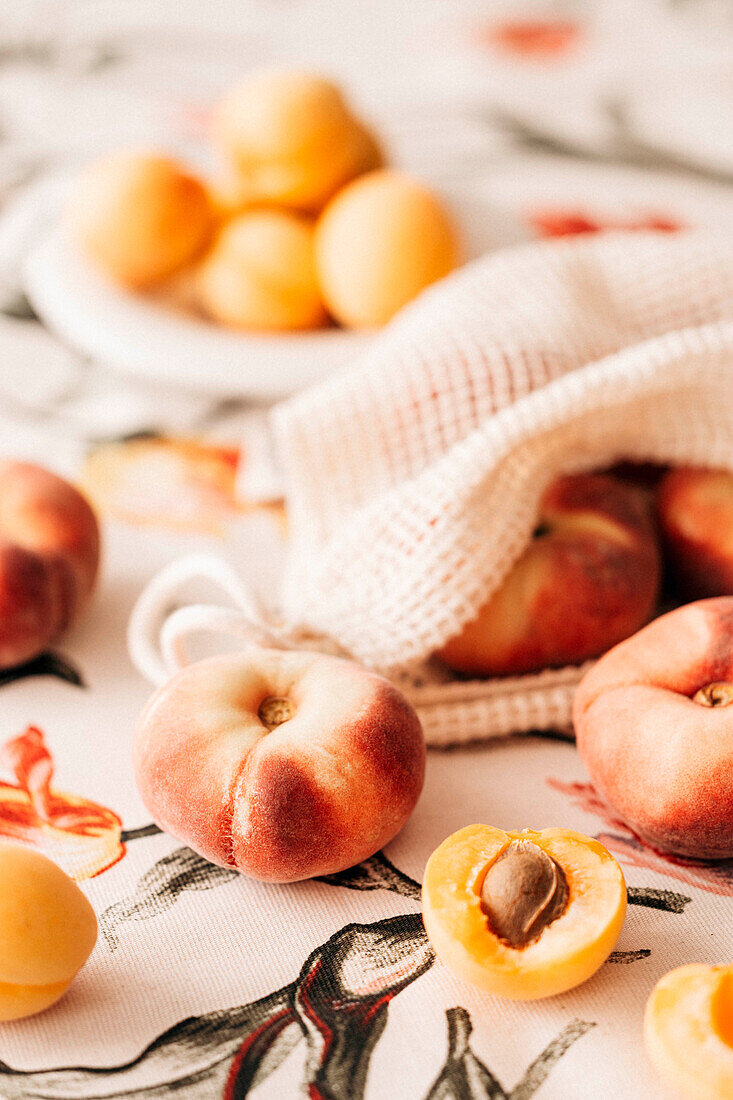 Frische Feigenpfirsiche und Aprikosen mit Einkaufsnetz