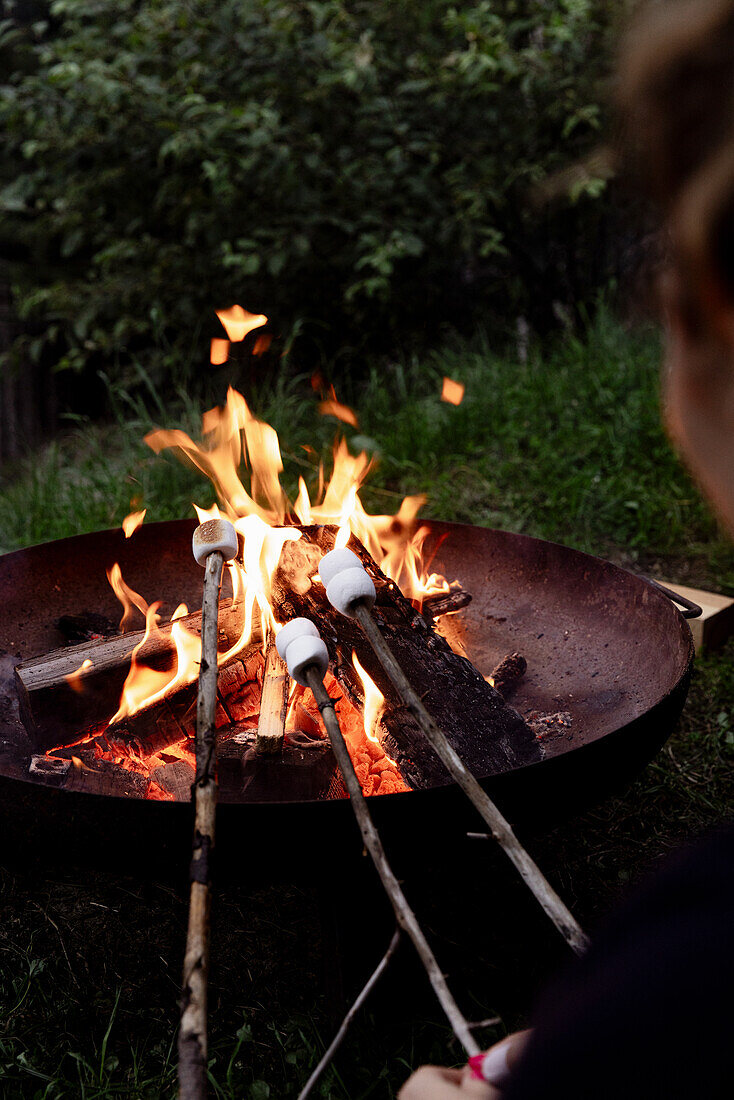 Marshmallow-Sticks am Lagerfeuer grillen