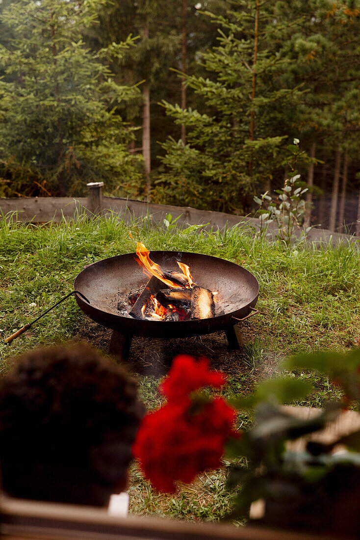 Brennende Feuerschale im Garten