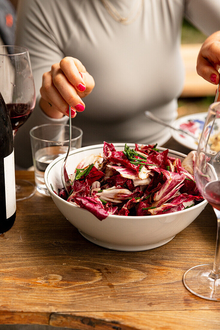 Radicchio-Salat mit frischen Kräutern