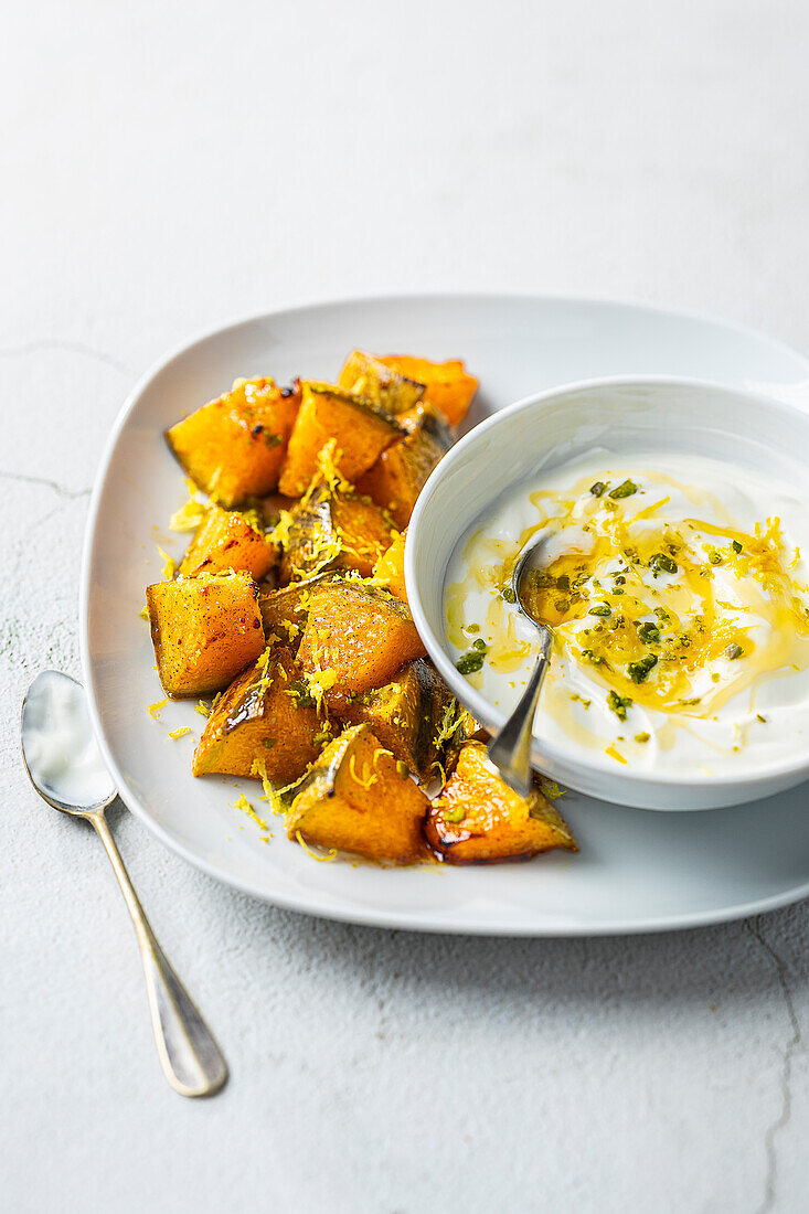 Roasted melon pieces with Greek yoghurt and honey