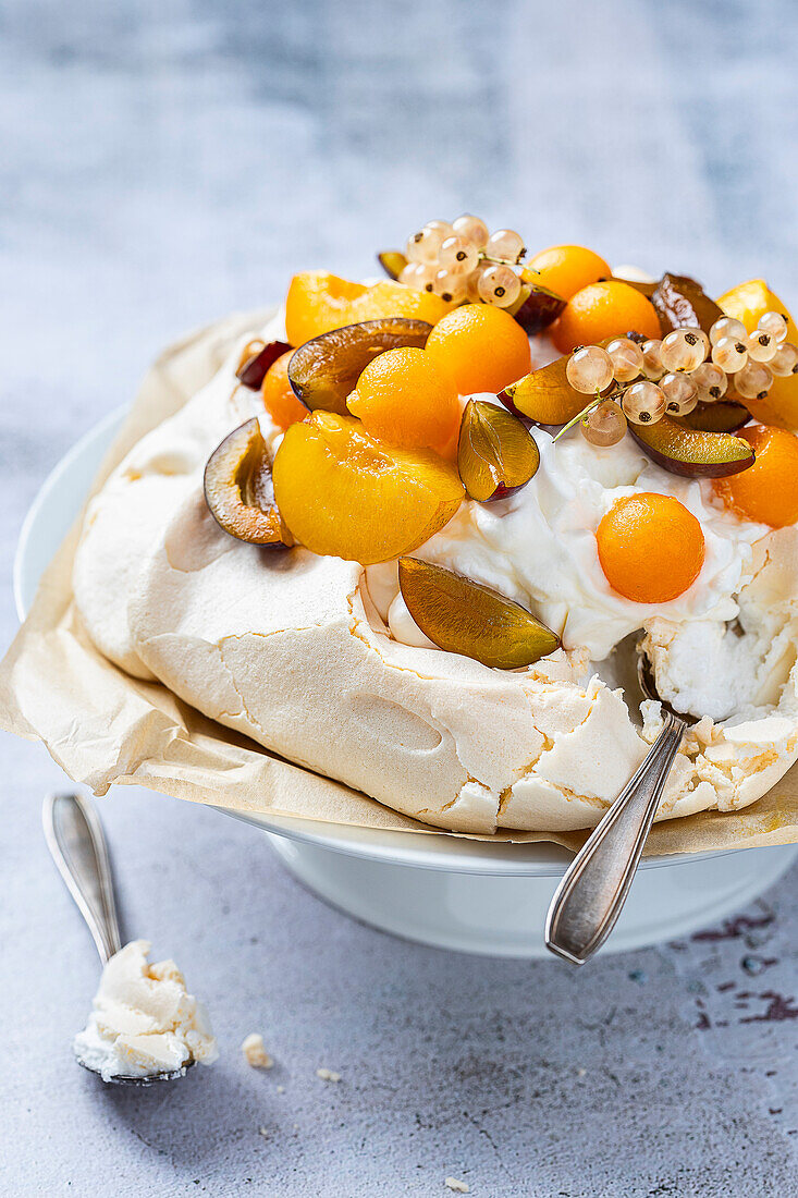 Pavlova mit Chantilly-Sahne, Melone und Pflaumen