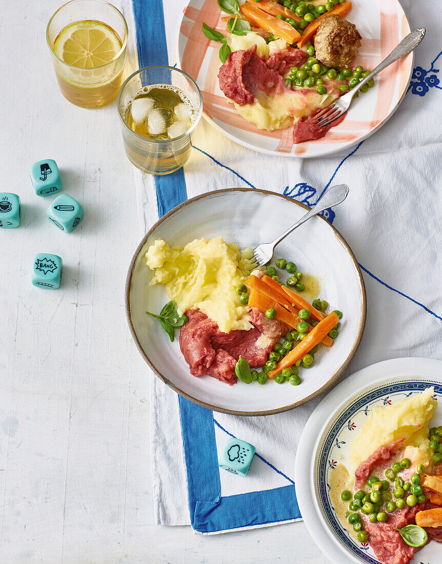 Kartoffelbrei rot und weiß mit Erbsen und Möhren