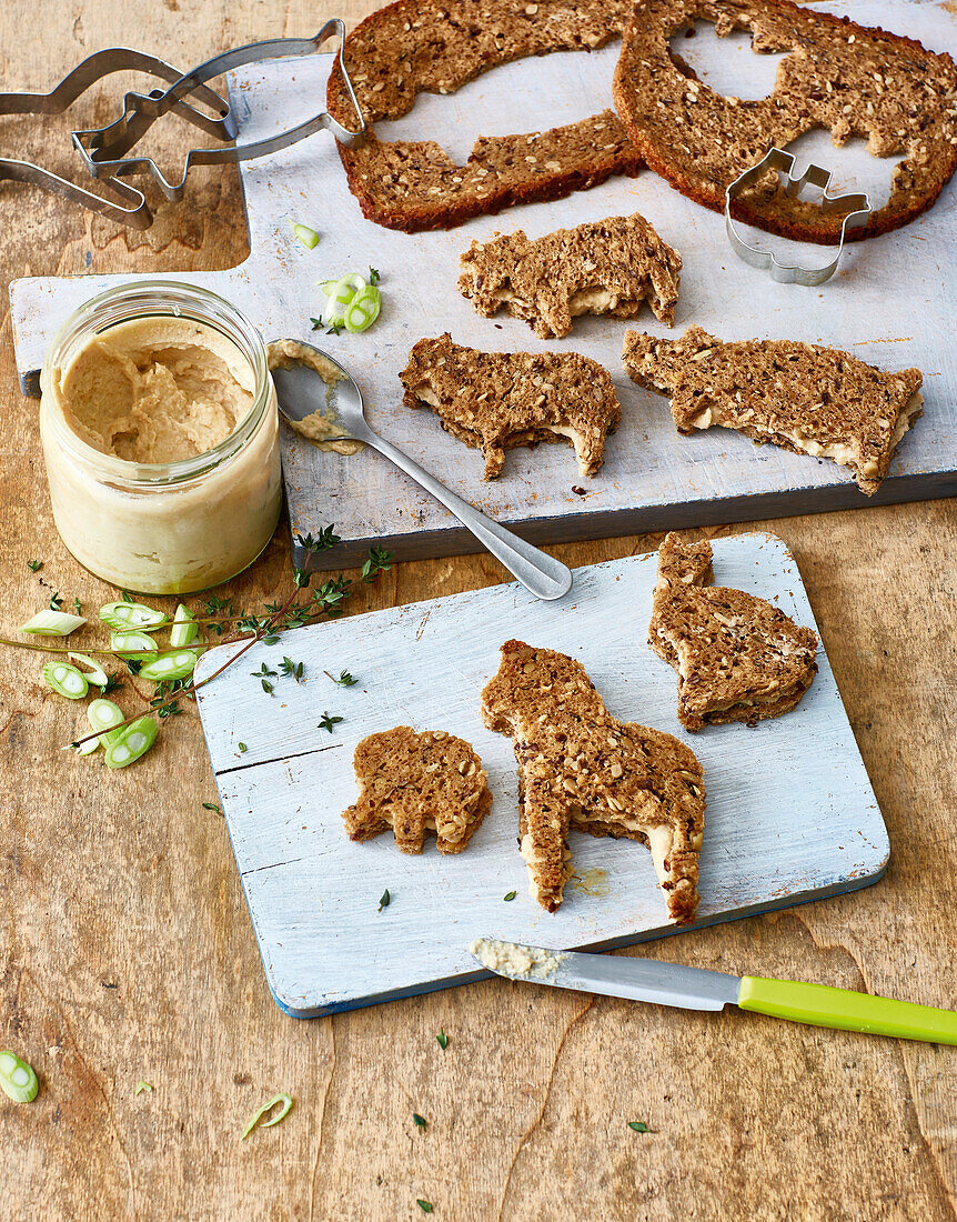 Vollkornige Brottiere mit Bohnenmus