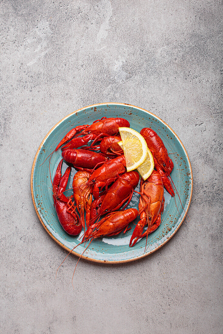 Boiled crayfish with lemon slices