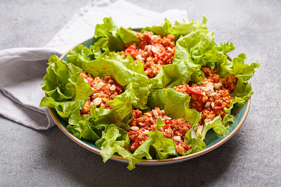 Salatwraps mit Hackfleischfüllung und Erdnüssen