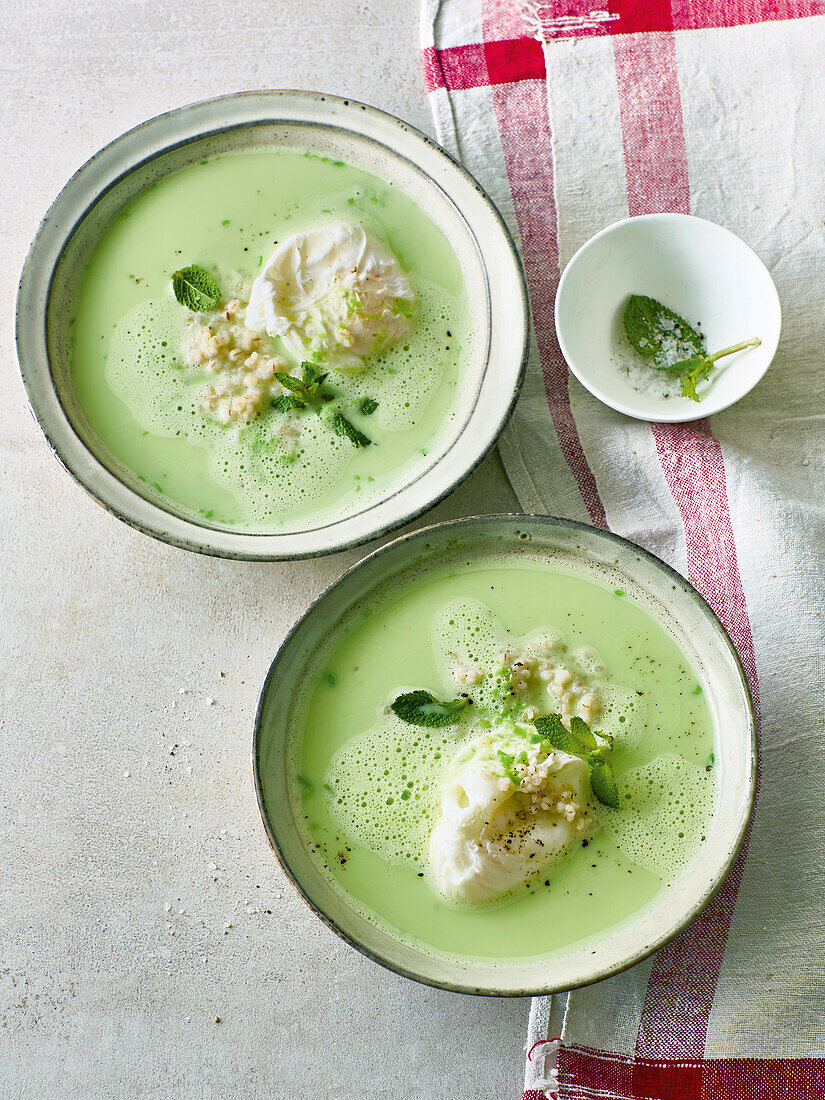 Erbsensuppe mit Graupen und pochiertem Ei