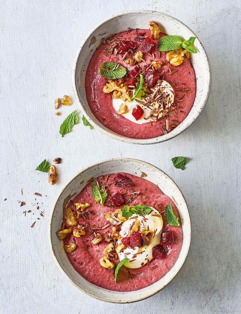 Rote Smoothie-Bowl mit Beeren und Nüssen