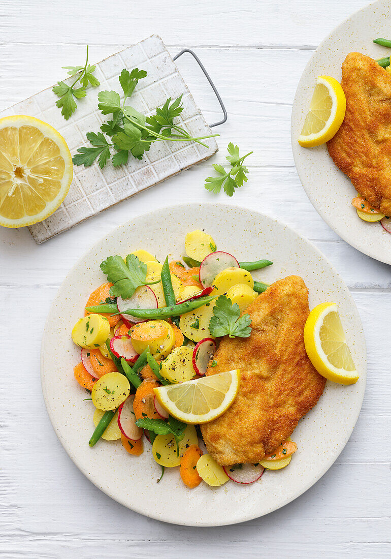 Hähnchenschnitzel mit buntem Kartoffelsalat