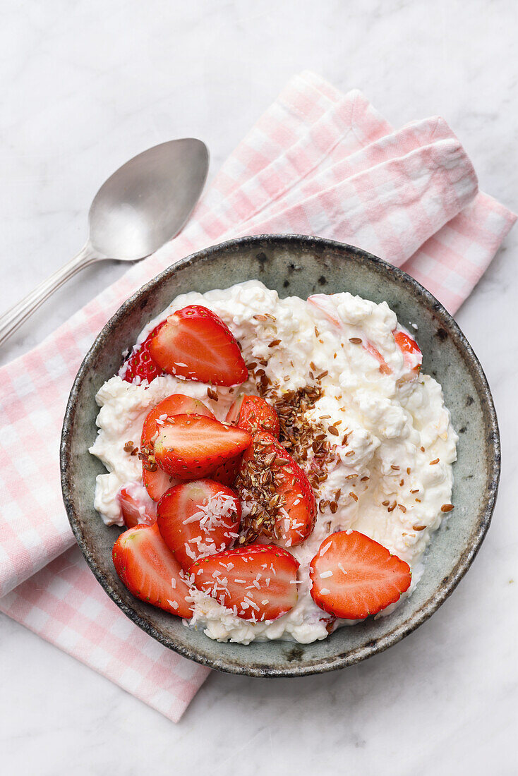 Körniger Frischkäse mit Erdbeeren und Kokos