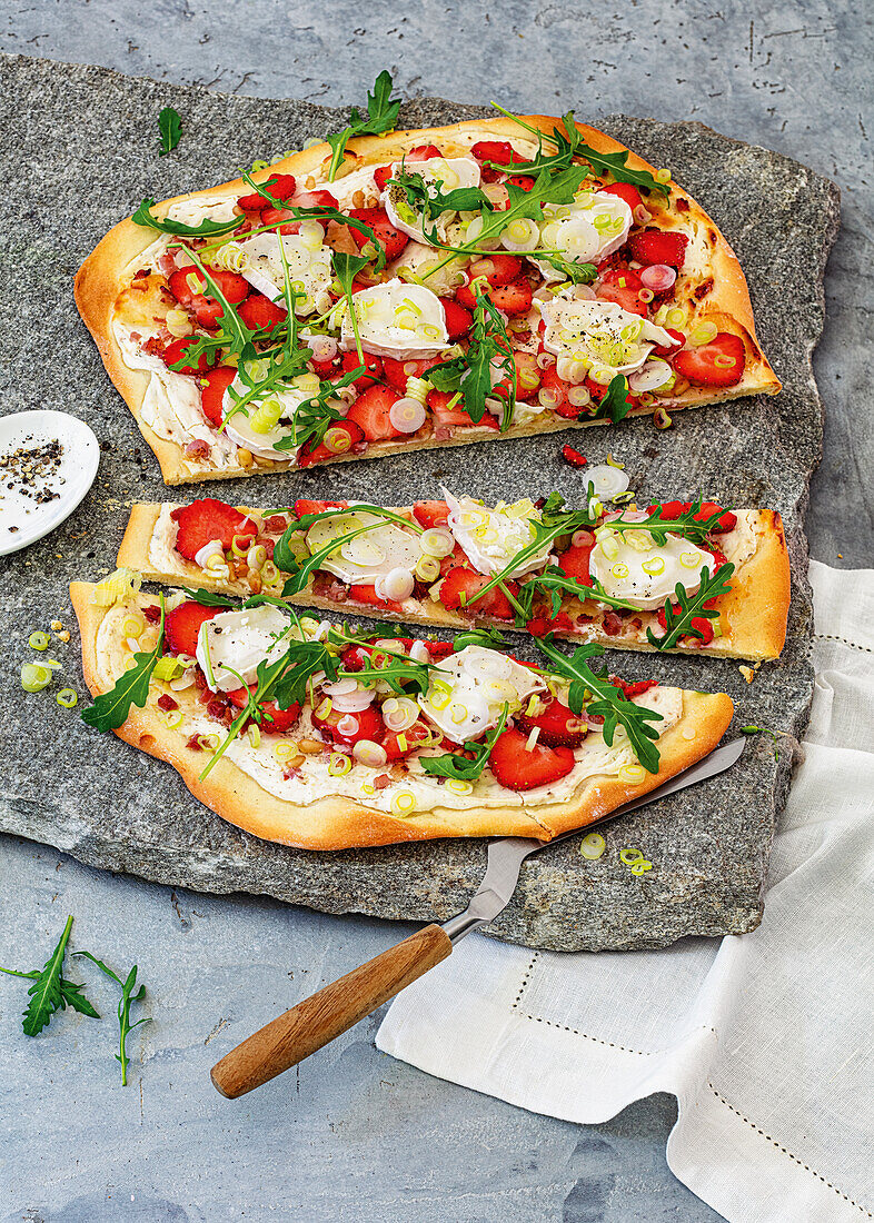 Flachmeier Flammkuchen mit Ziegenbrie, Rucola und Erdbeeren