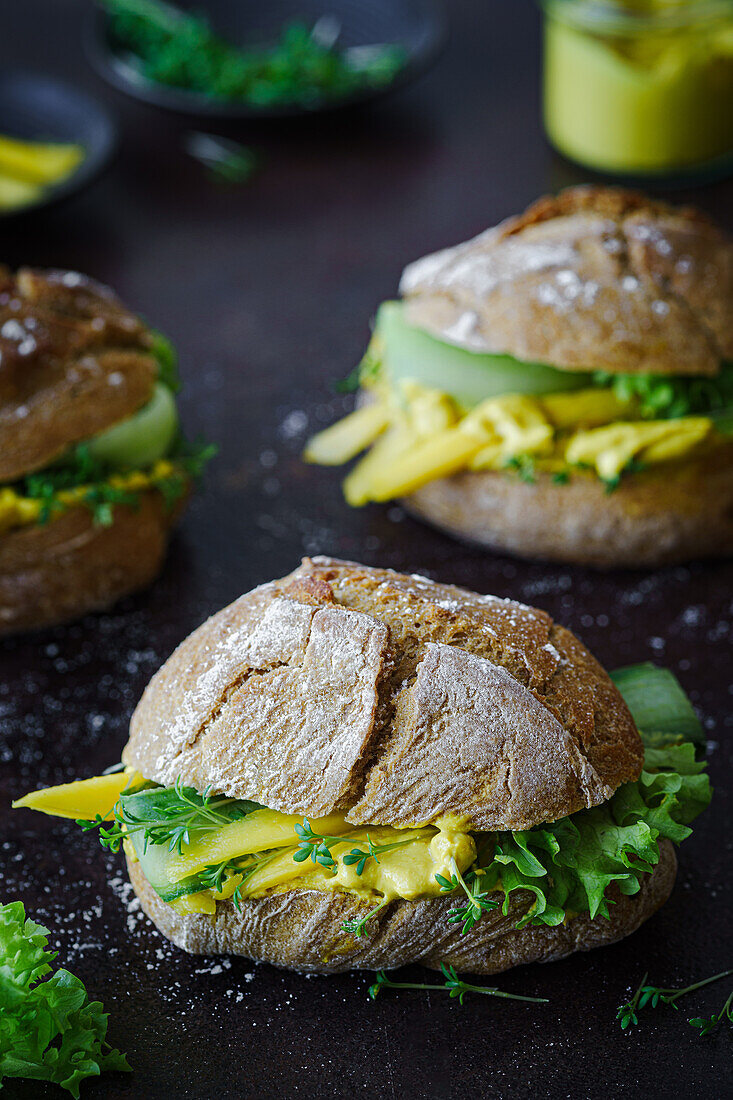 Roggenbrötchen mit Mango-Curry-Aufstrich, Salat und Gurke