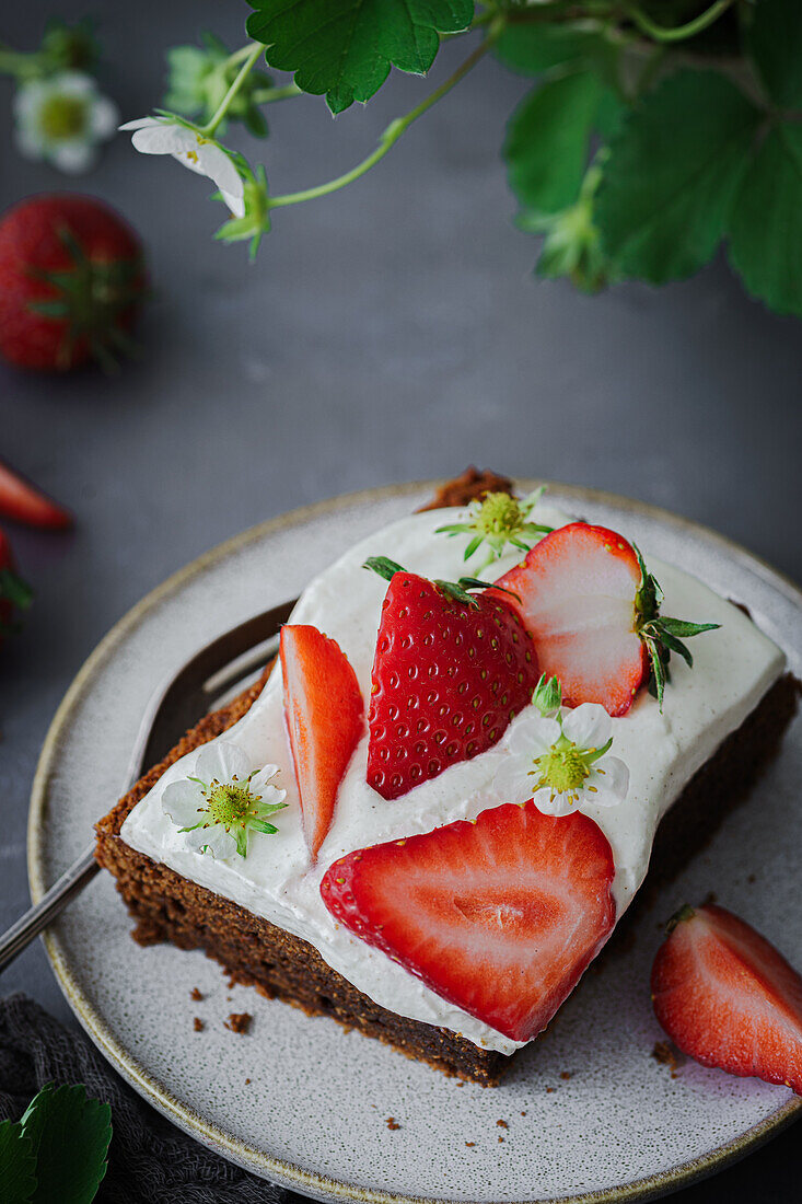 Erdbeer-Brownies mit Sahne und frischen Erdbeeren