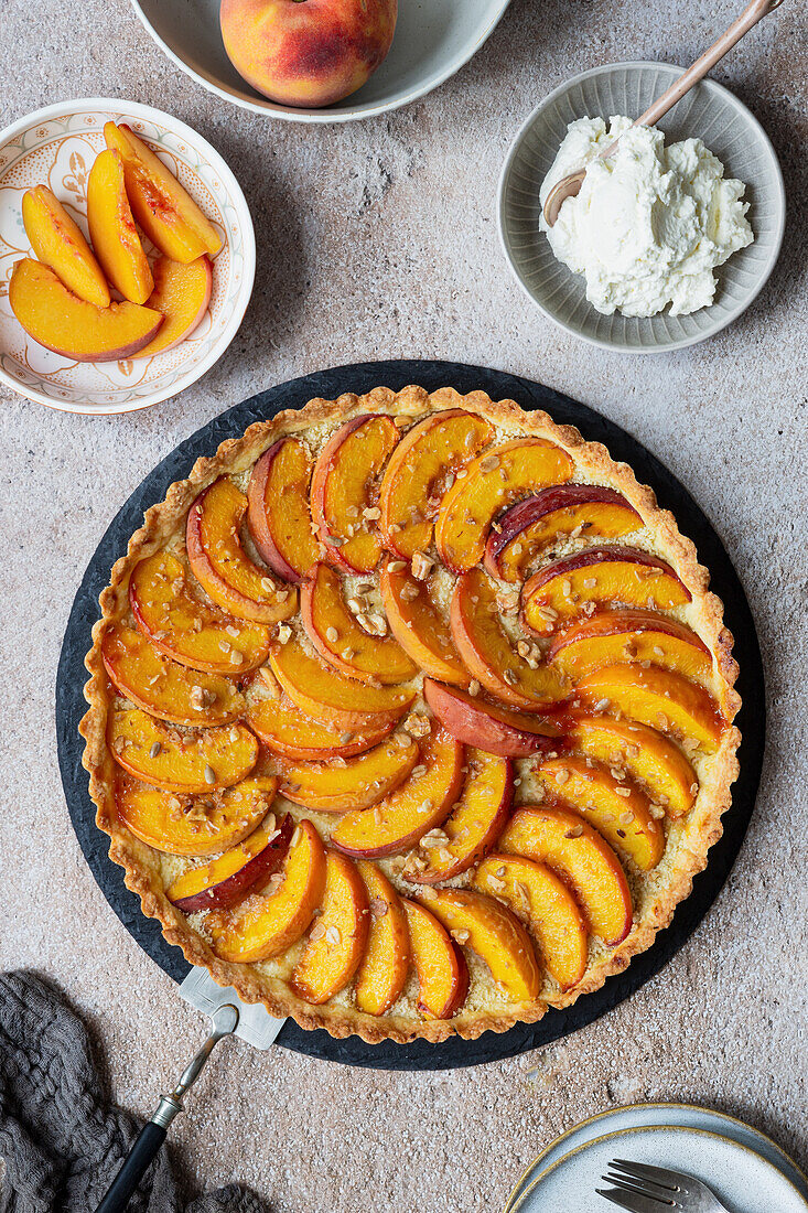 Pfirsichtarte mit Granola und Walnüssen mit Sahne