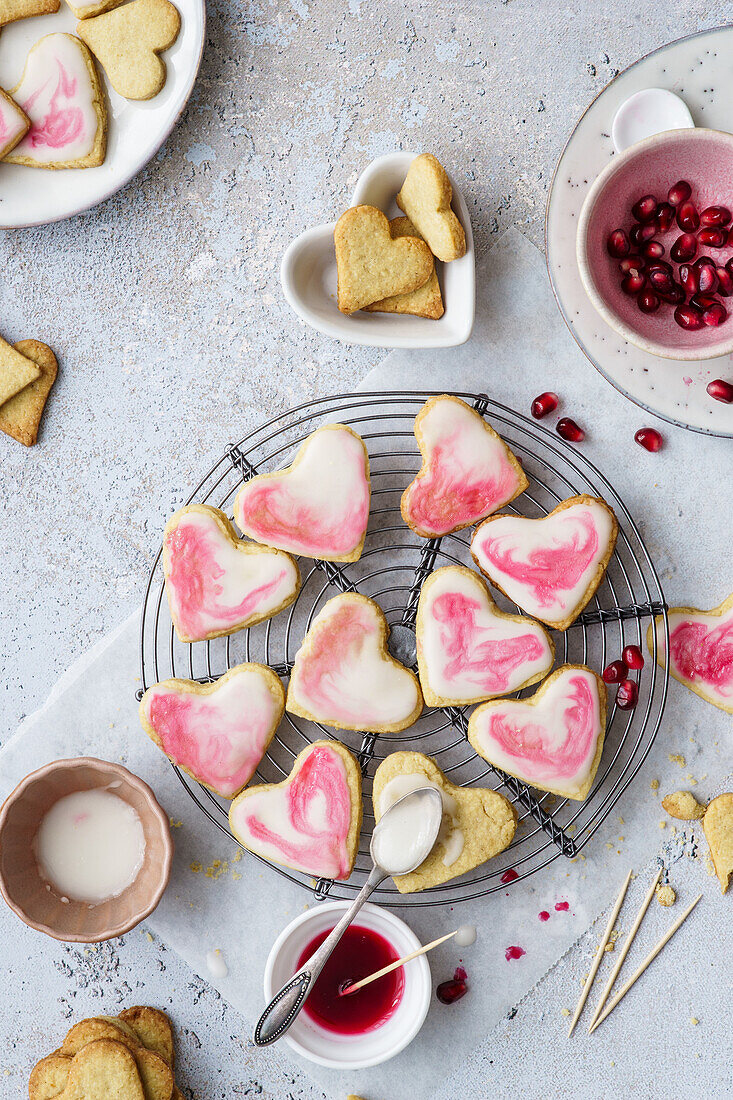 Herzplätzchen mit Granatapfel-Zuckerguss