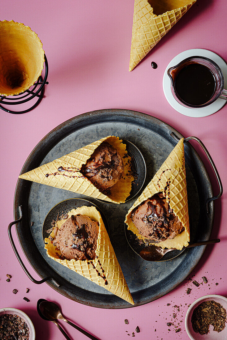 Schokoladeneis in Eiswaffel mit Schokostreuseln