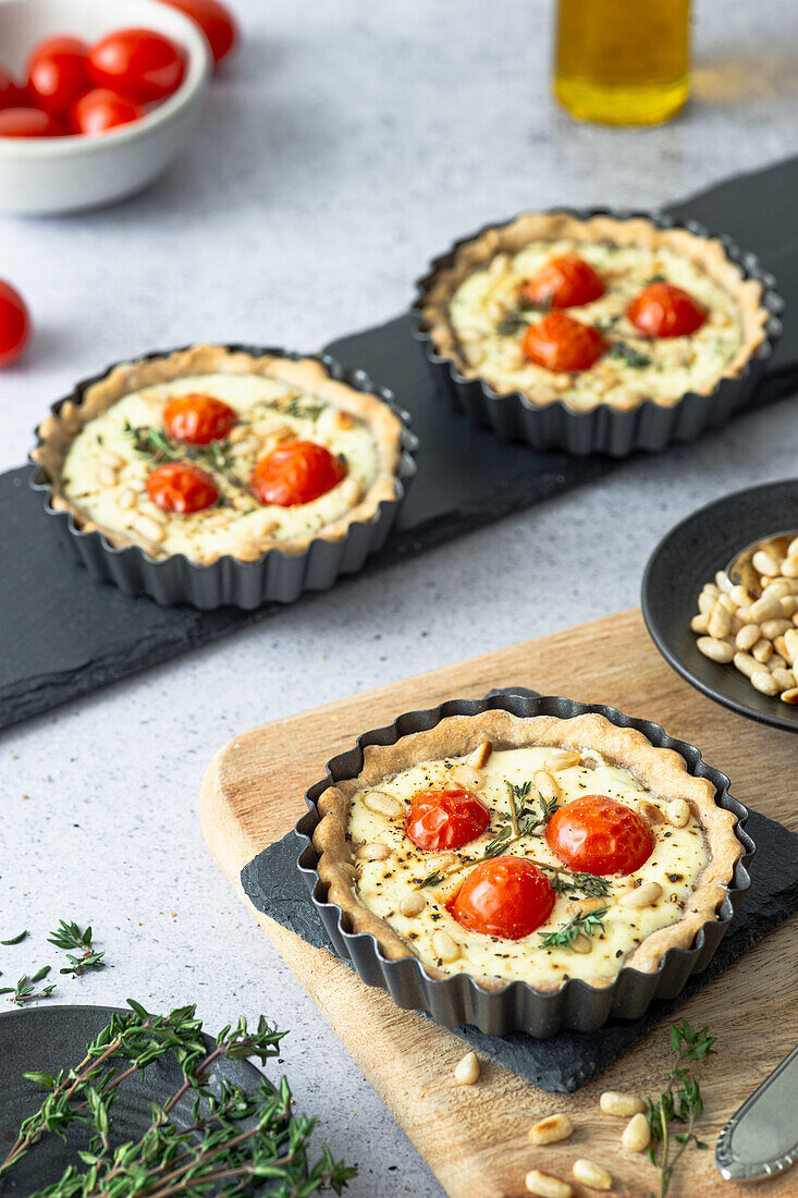 Tartelettes mit Tomaten, Thymian und Pinienkernen