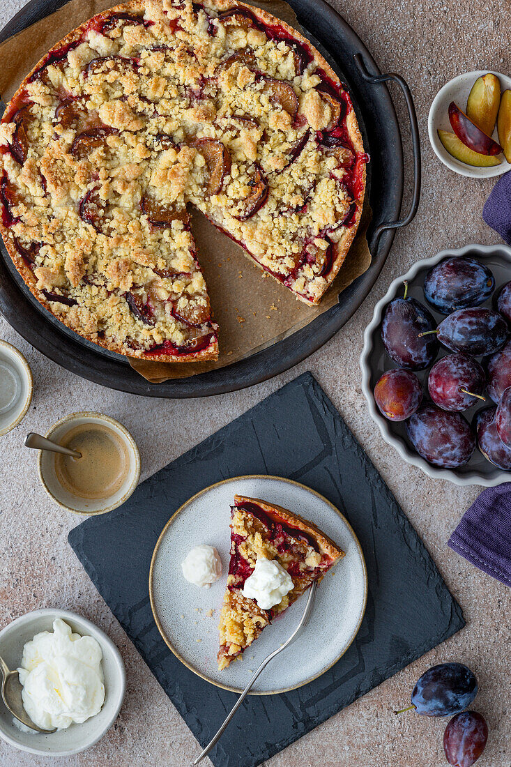 Plum cake with crumble and cream