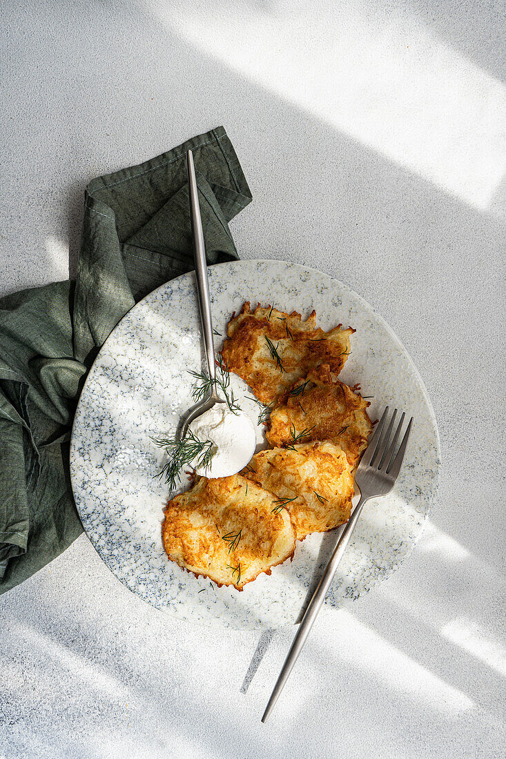 Kartoffelpuffer mit Sauerrahmsauce und frischem Dill