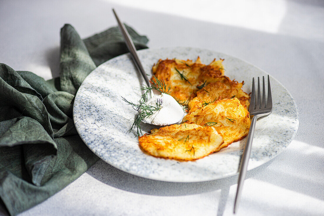 Kartoffelpuffer mit Sauerrahmsauce und frischem Dill