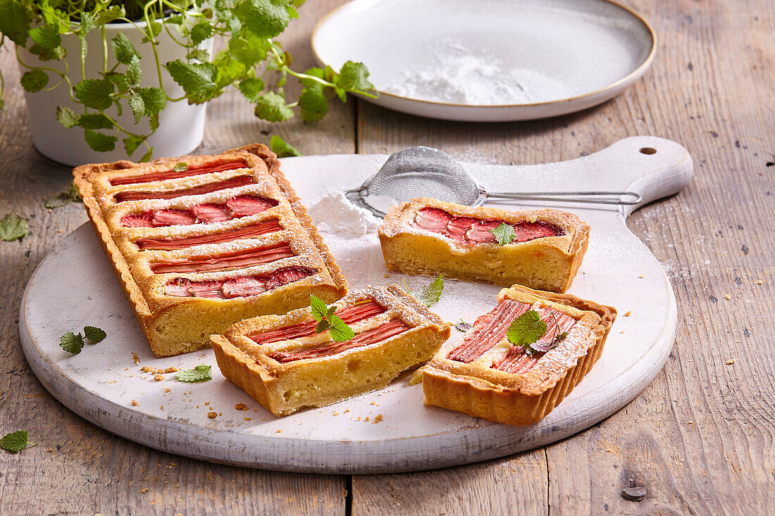 Linzertarte mit Rhabarber und Erdbeeren