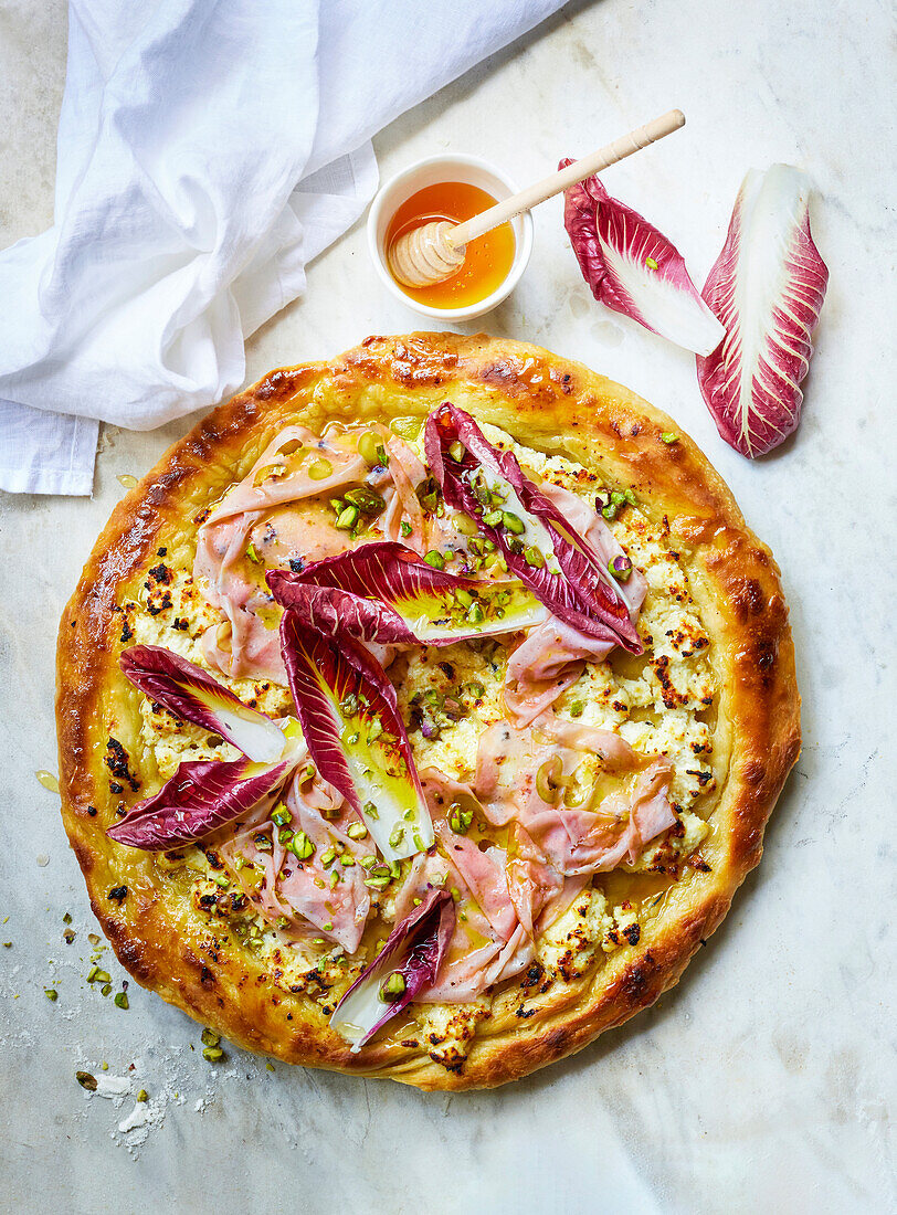 Pizza mit Radicchio, Pistazien und Mortadella