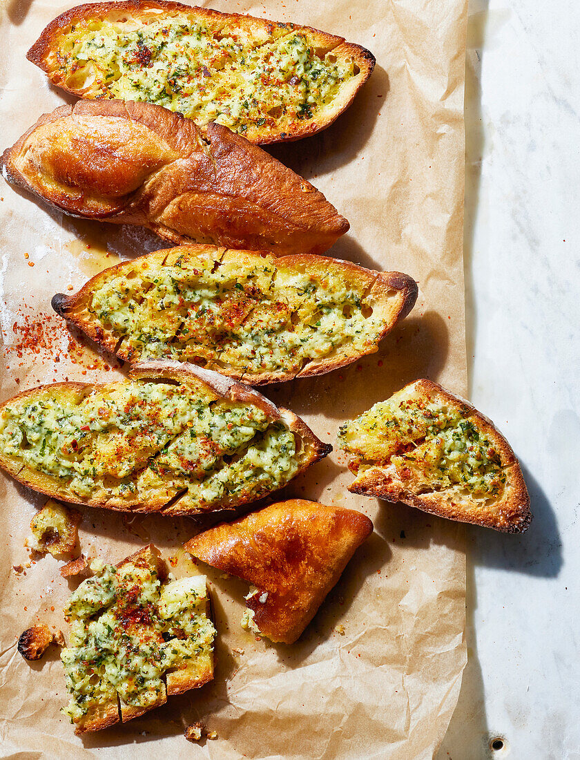 Geröstetes Knoblauchbrot mit Kräuterbutter