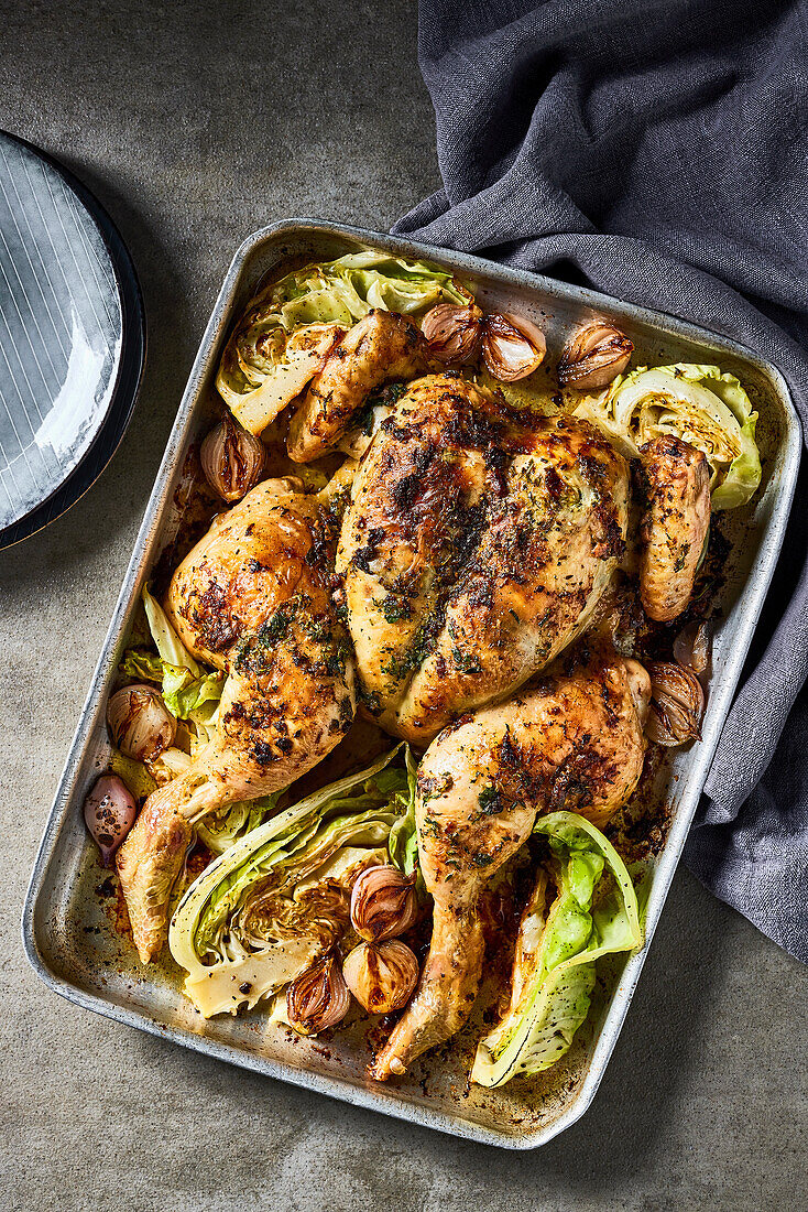 Geröstetes Huhn mit Sardellenbutter, Schalotten und Spitzkohl