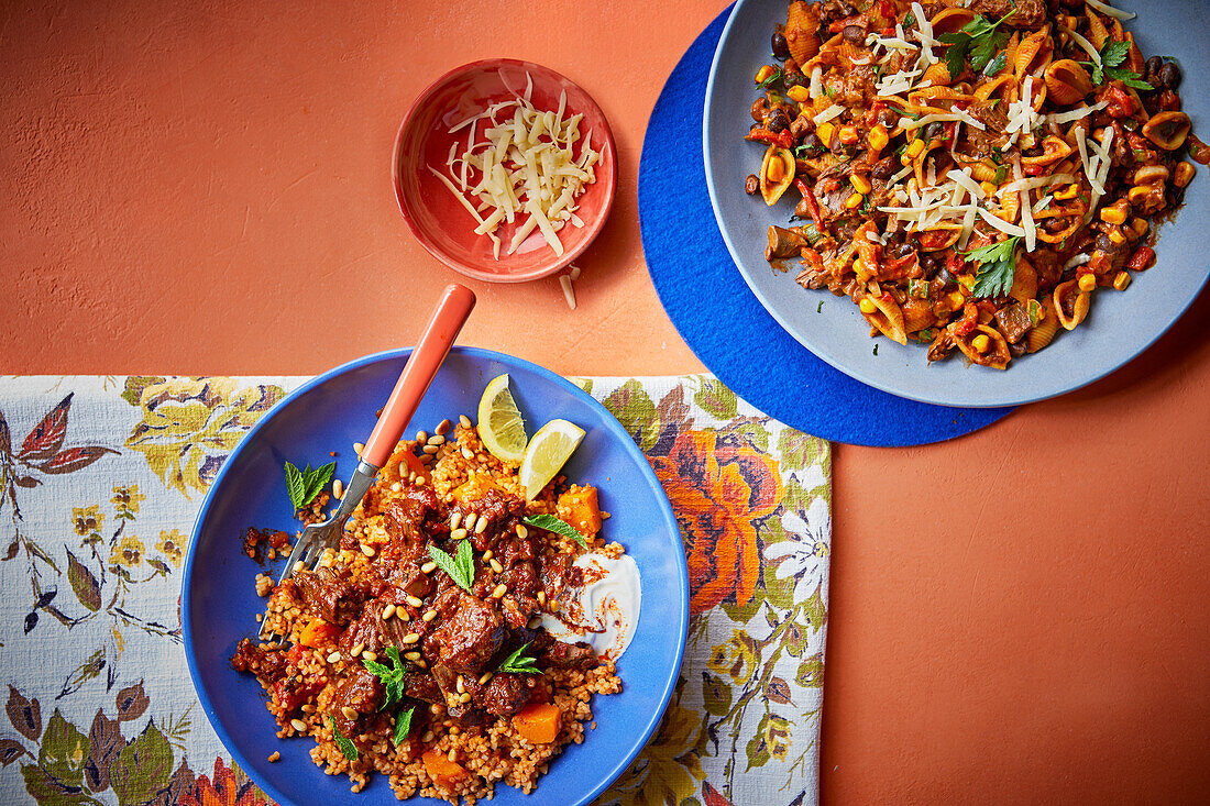 Harissa-Rindfleisch mit Tomaten-Bulgur und scharfe Pasta mit Mais und Kidneybohnen