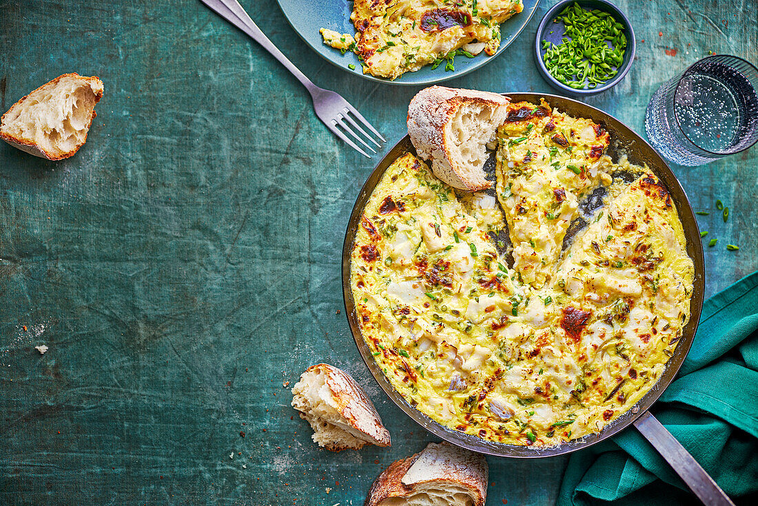 Omelette mit geräuchertem Schellfisch, Parmesan und Crème fraîche