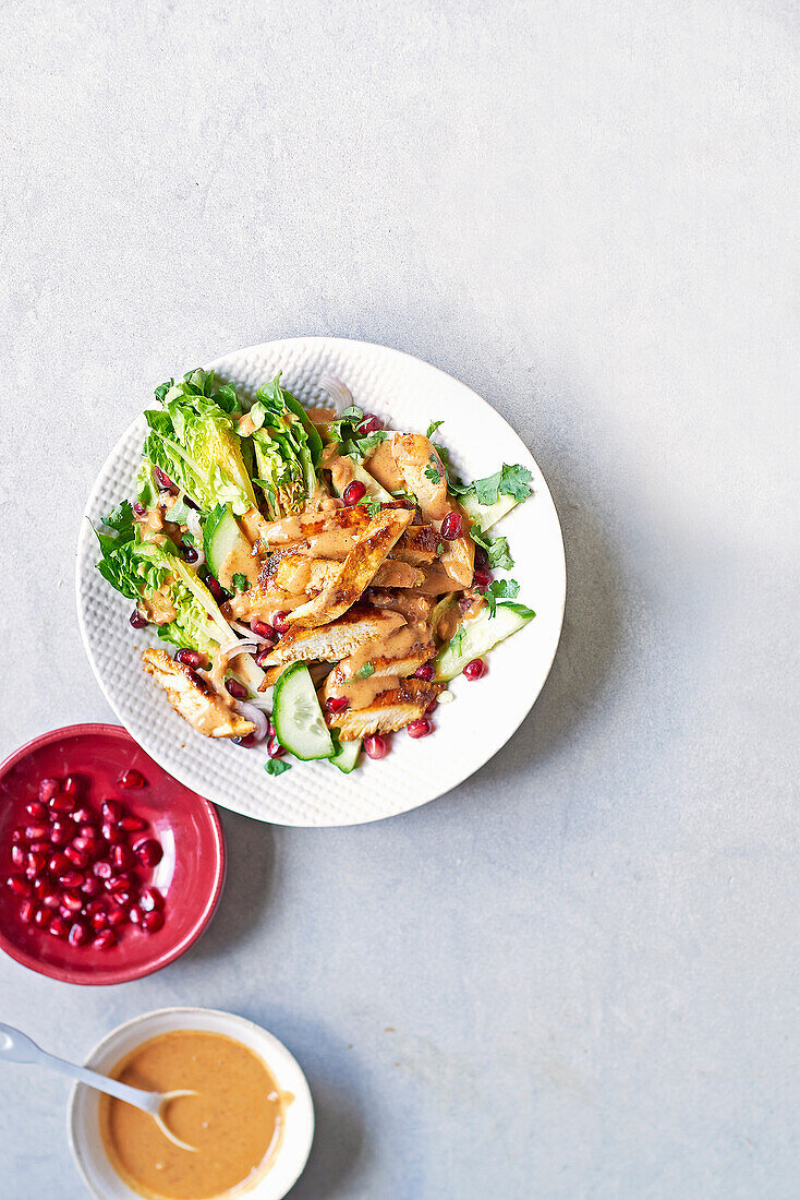 Hähnchensalat mit Granatapfelkernen und Erdnussdressing